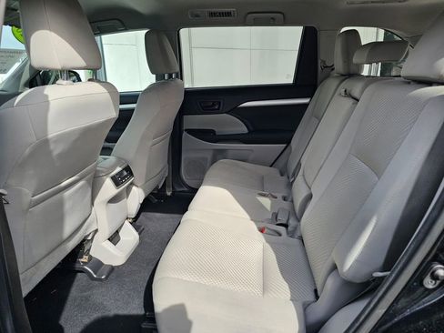 Used 2018 Toyota Highlander LE image 18