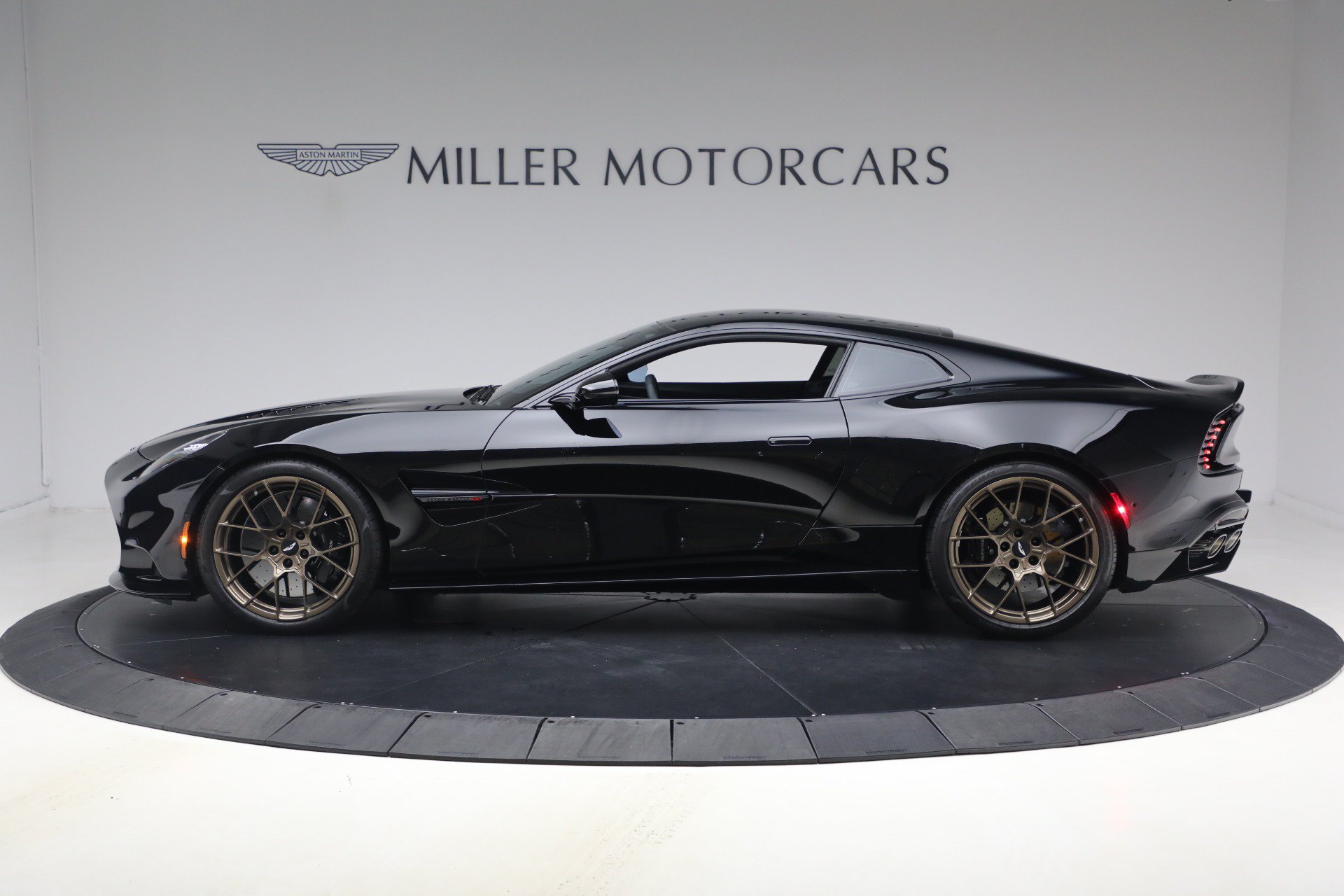 Used 2025 Aston Martin Vanquish RWD image 3