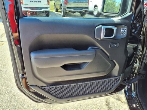 New 2025 Jeep Gladiator Sport image 11