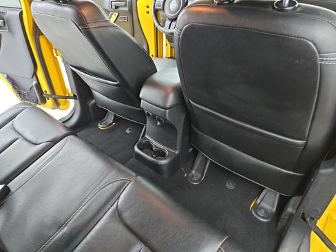 Used 2015 Jeep Wrangler Unlimited Rubicon w/ Connectivity Group image 11