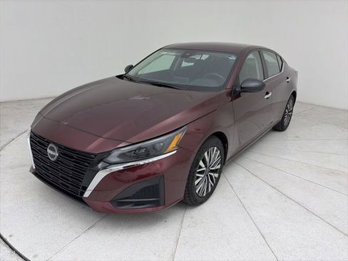 Used 2024 Nissan Altima 2.5 SV image 1