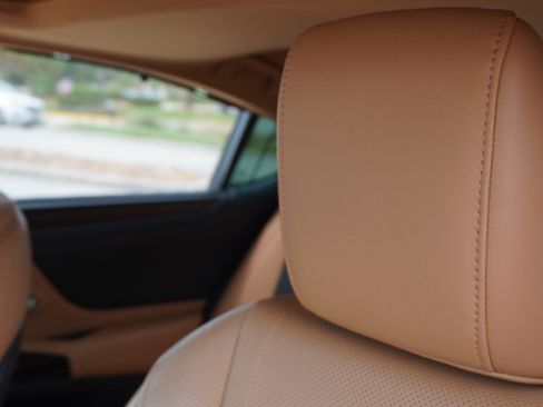 Used 2022 Lexus ES 300h Ultra Luxury w/ Accessory Package 2 FWD image 27