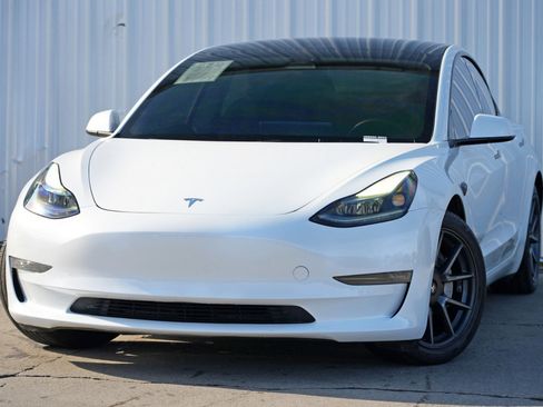 Used 2023 Tesla Model 3 Standard Range image 3
