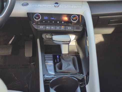 Used 2025 Hyundai Elantra Limited image 17