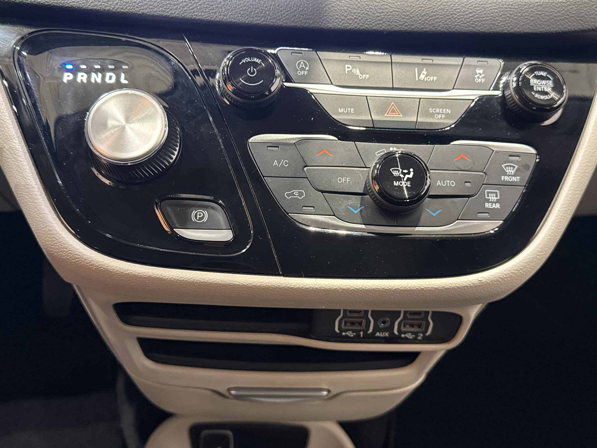 Used 2024 Chrysler Pacifica Touring-L FWD image 32