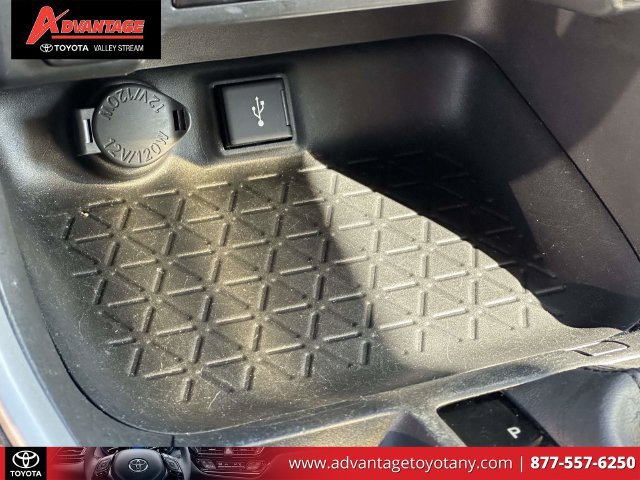 Used 2022 Toyota RAV4 LE AWD/4WD image 32