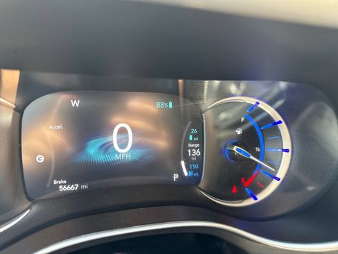 Used 2024 Chrysler Pacifica Limited FWD image 4