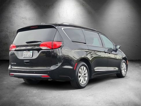 Used 2019 Chrysler Pacifica Touring-L FWD image 3