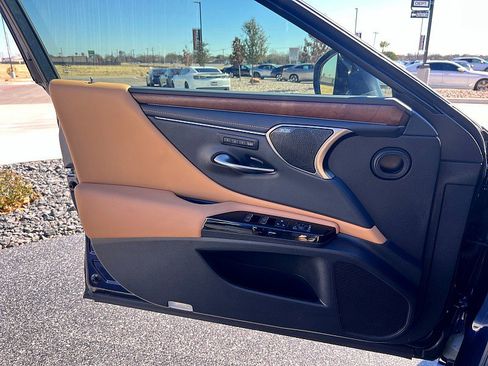 Used 2025 Lexus ES 350 Ultra Luxury w/ Accessory Package (Z1) image 13