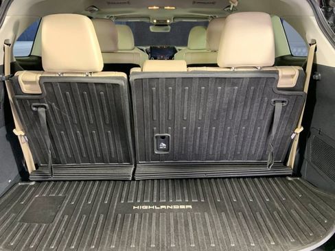 Used 2021 Toyota Highlander Limited FWD image 10