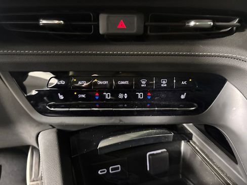 Used 2023 Buick Envision Essence w/ Sport Touring Package AWD/4WD image 17
