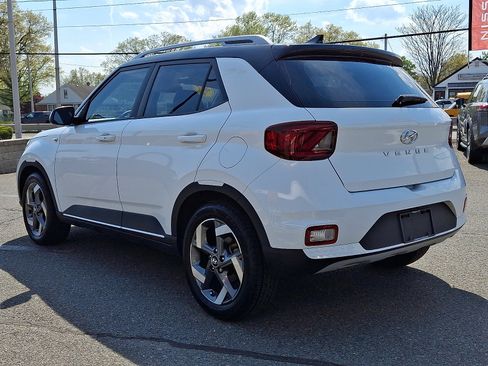 Used 2022 Hyundai Venue Limited w/ Cargo Package FWD image 4