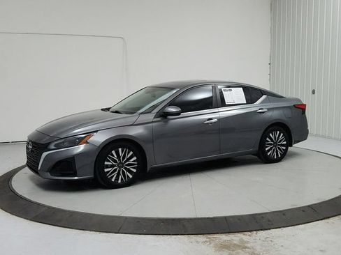Used 2023 Nissan Altima 2.5 SV w/ SV Premium Package FWD image 3