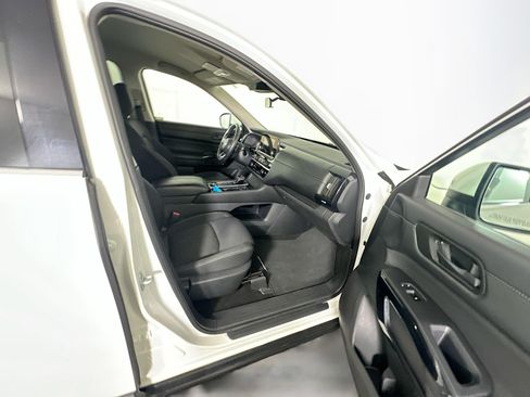 Used 2024 Nissan Pathfinder SV AWD/4WD image 31