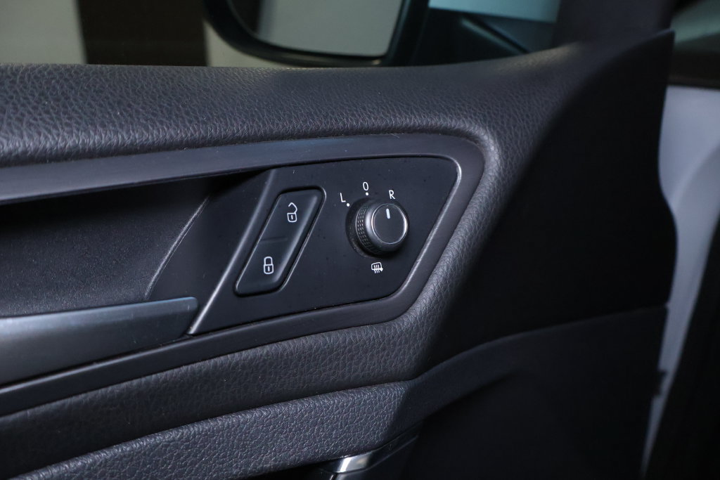 Used 2019 Volkswagen Golf SE FWD image 15