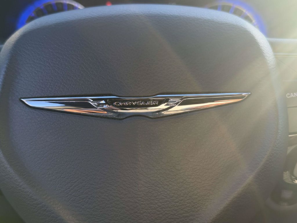 Used 2025 Chrysler Pacifica Limited FWD image 30