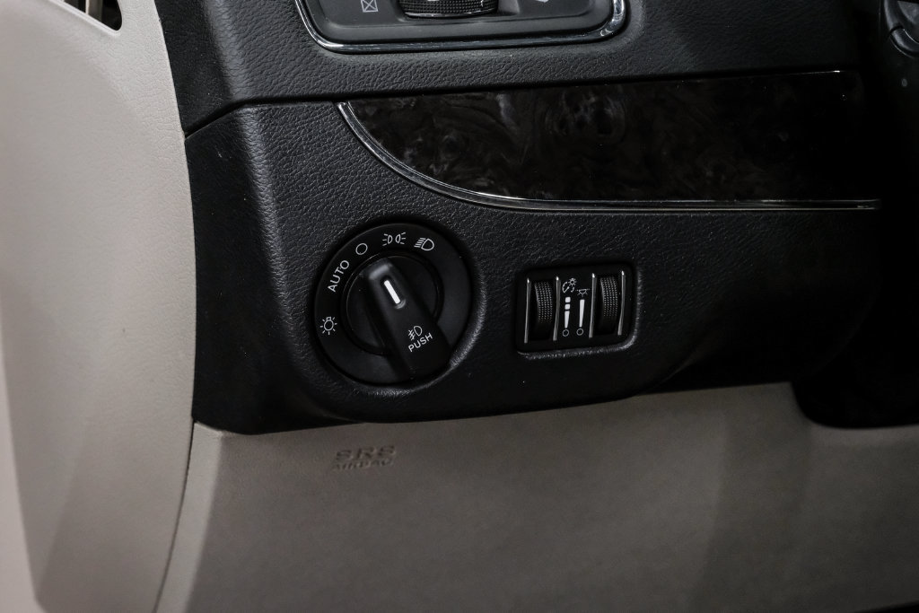 Used 2015 Chrysler Town & Country Touring w/ Driver Convenience Group FWD image 29