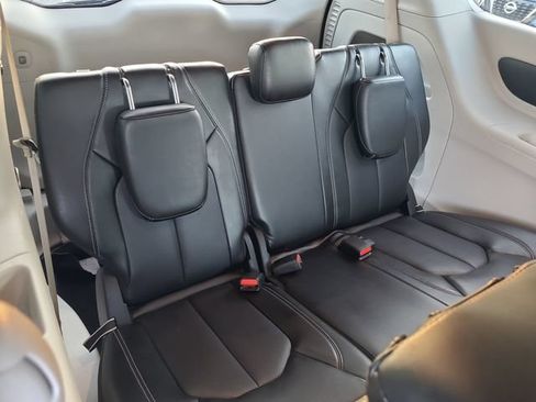 Used 2024 Chrysler Pacifica Touring-L FWD image 19