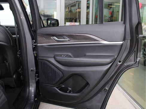 New 2025 Jeep Grand Cherokee Limited image 31