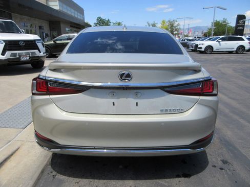 Used 2025 Lexus ES 300h w/ Luxury Package FWD image 7