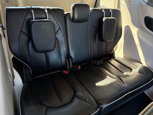 Used 2021 Chrysler Pacifica Limited w/ Uconnect Theater Family Group image 27