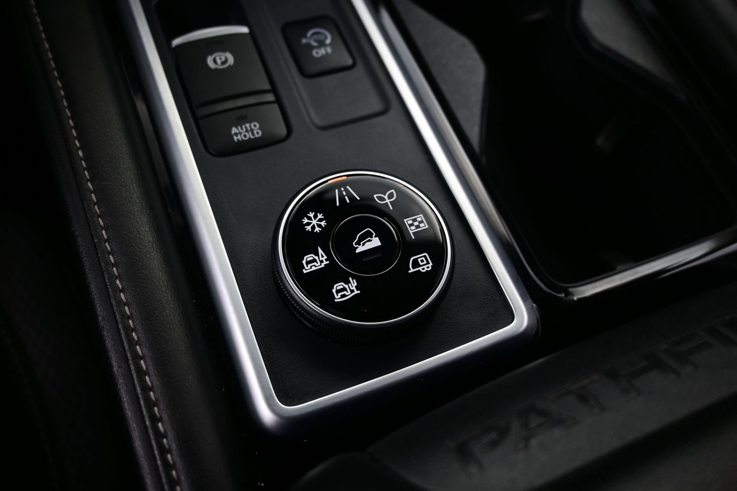 Used 2025 Nissan Pathfinder SV AWD/4WD image 24