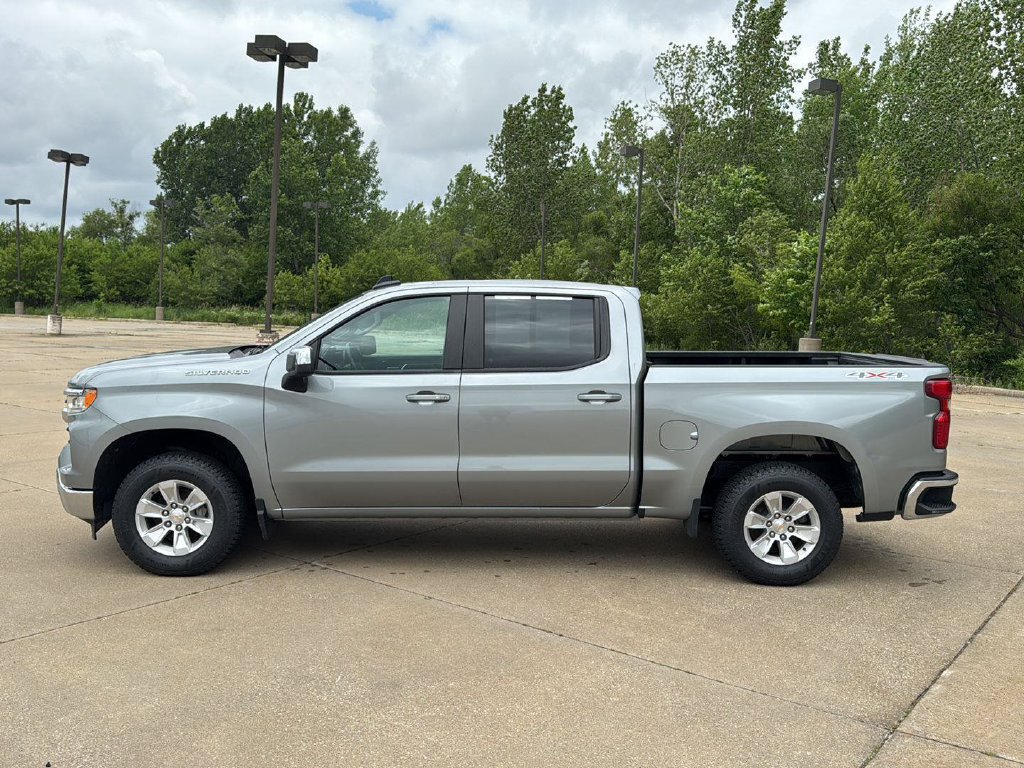 Used 2025 Chevrolet Silverado 1500 LT AWD/4WD image 4