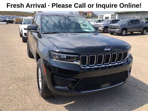 Used 2023 Jeep Grand Cherokee Laredo image 1