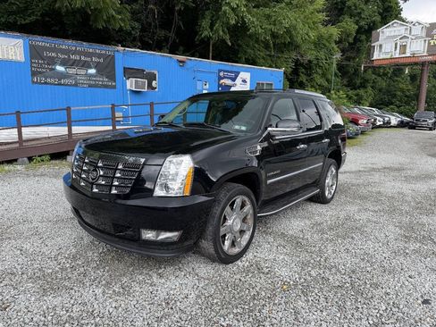 Used 2011 Cadillac Escalade Luxury AWD/4WD image 4