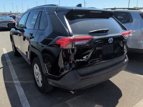 Used 2021 Toyota RAV4 LE image 7