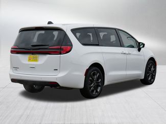 New 2026 Chrysler Pacifica Select video 2