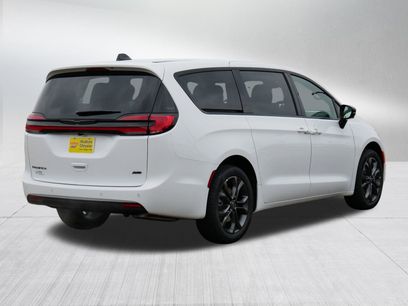 New 2026 Chrysler Pacifica Select