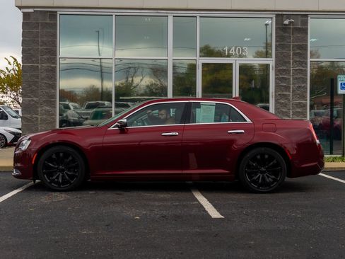 Used 2018 Chrysler 300 Touring L image 8