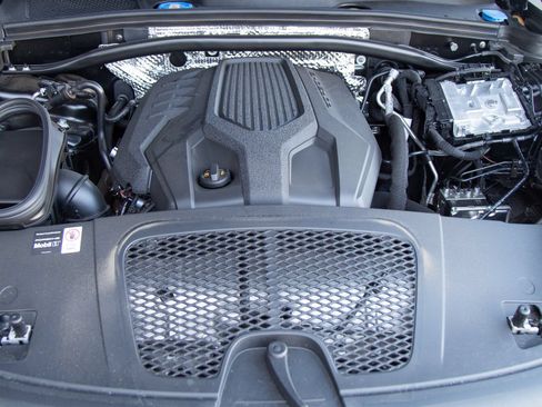 Certified 2026 Porsche Macan AWD/4WD image 23