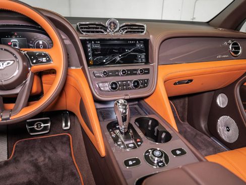 Used 2025 Bentley Bentayga image 34