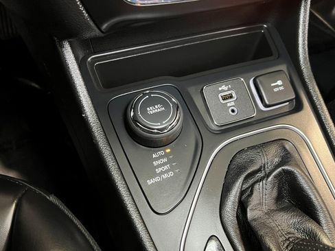 Used 2022 Jeep Cherokee Latitude w/ Sun & Sound Group image 45