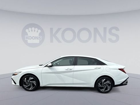 Certified 2025 Hyundai Elantra SEL FWD image 2