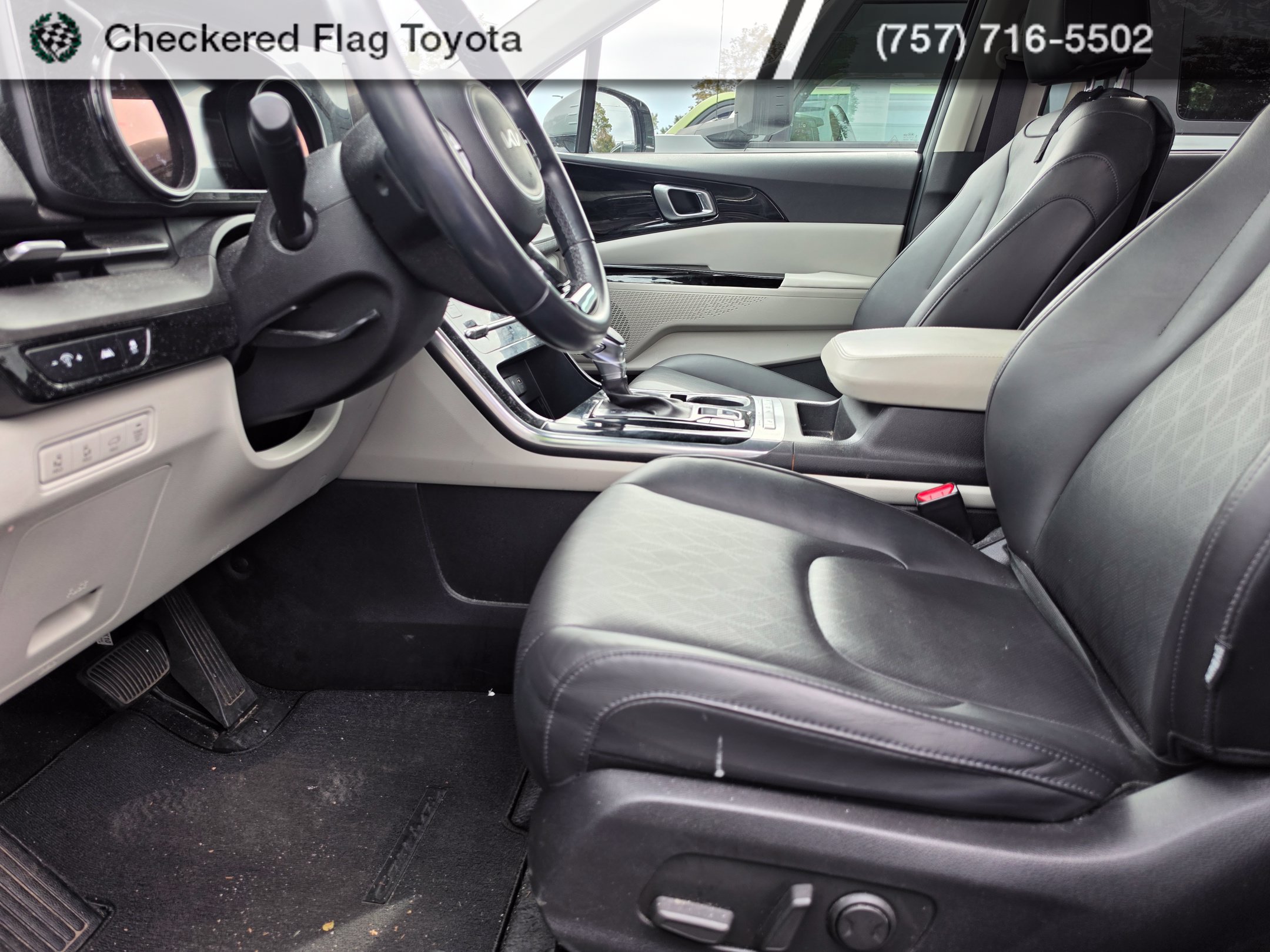 Used 2022 Kia Carnival EX FWD image 8
