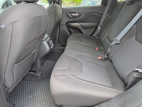 Used 2019 Jeep Cherokee Latitude w/ Cold Weather Group AWD/4WD image 22