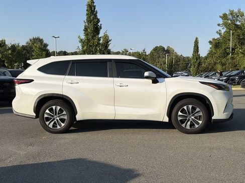 Used 2024 Toyota Highlander XLE FWD image 2