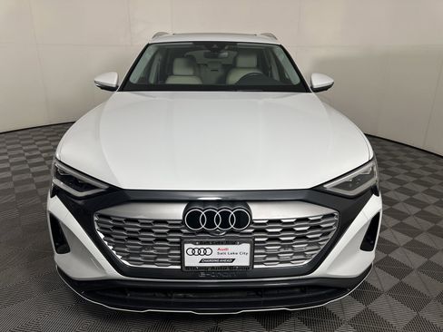 Used 2024 Audi Q8 e-tron Premium Plus w/ Premium Plus Package image 2