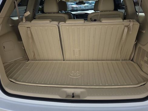 Used 2019 Toyota Highlander XLE AWD/4WD image 16