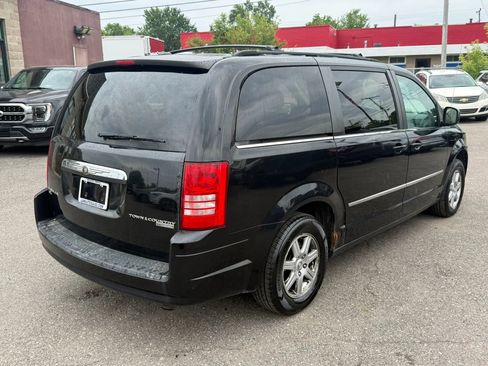 Used 2010 Chrysler Town & Country Touring FWD image 5