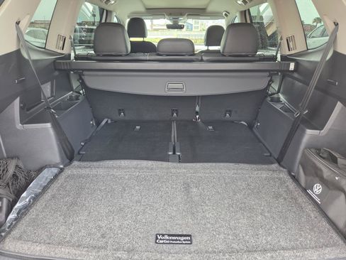 Used 2024 Volkswagen Atlas SE w/ Panoramic Sunroof Package FWD image 12
