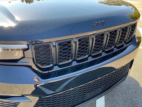 Used 2023 Jeep Grand Cherokee Limited w/ Black Appearance Package image 30