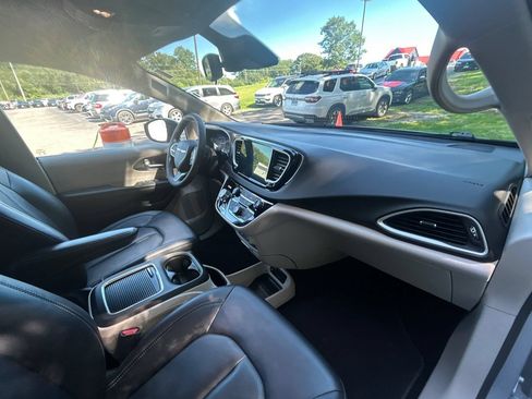 Used 2024 Chrysler Pacifica Touring-L FWD image 17