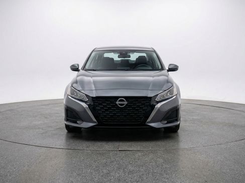 Used 2025 Nissan Altima 2.5 SV image 2