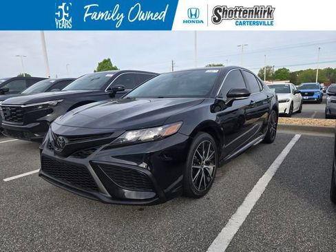 Used 2022 Toyota Camry SE image 1