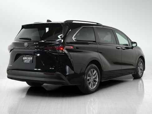 Used 2026 Toyota Sienna XLE AWD/4WD image 5