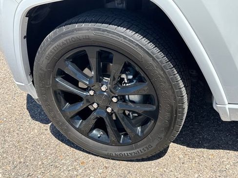 Used 2020 Jeep Grand Cherokee Altitude AWD/4WD image 18